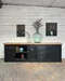 Buffet Noir Esprit Atelier en Bois avec Plaque Vintage